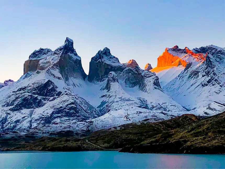 Los Cuernos del Paine con la primera luz sobre el lago