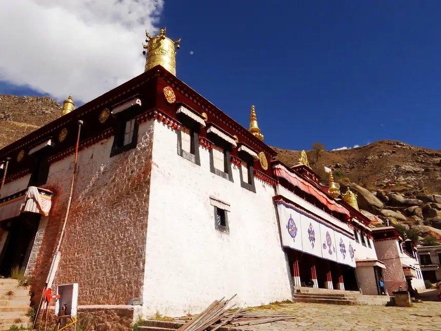 Monasterio budista en la montaña, Tíbet