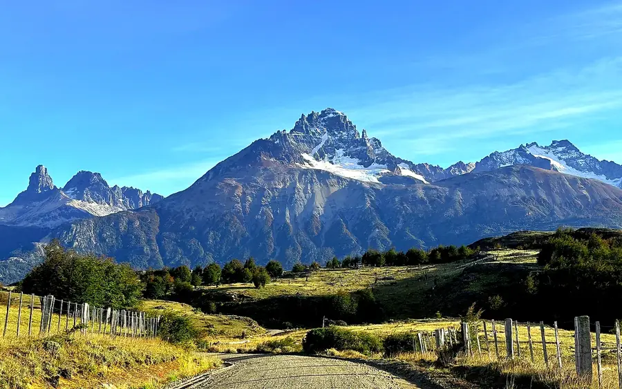 Cordón montañoso nevado visto desde el camino