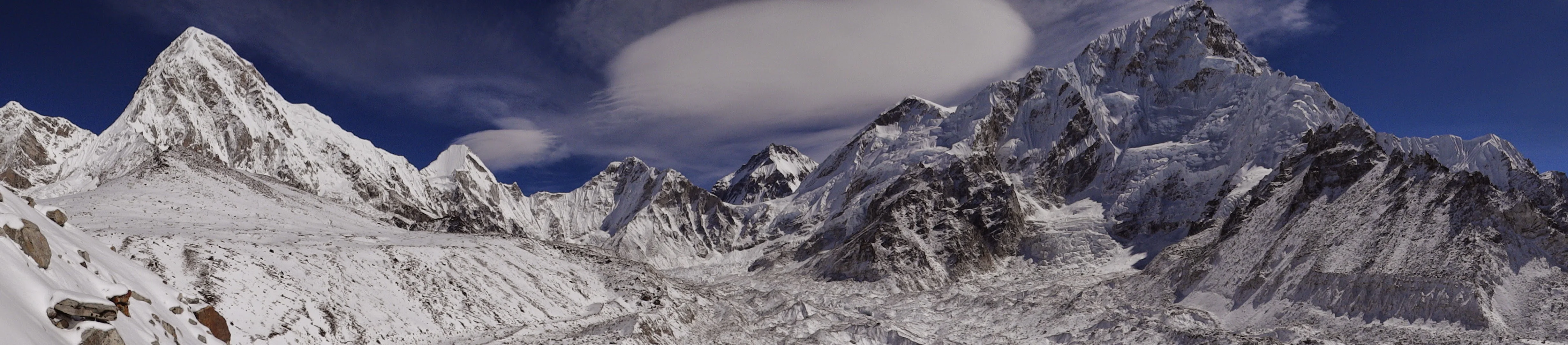 Cordón nevado con nubes lenticulares