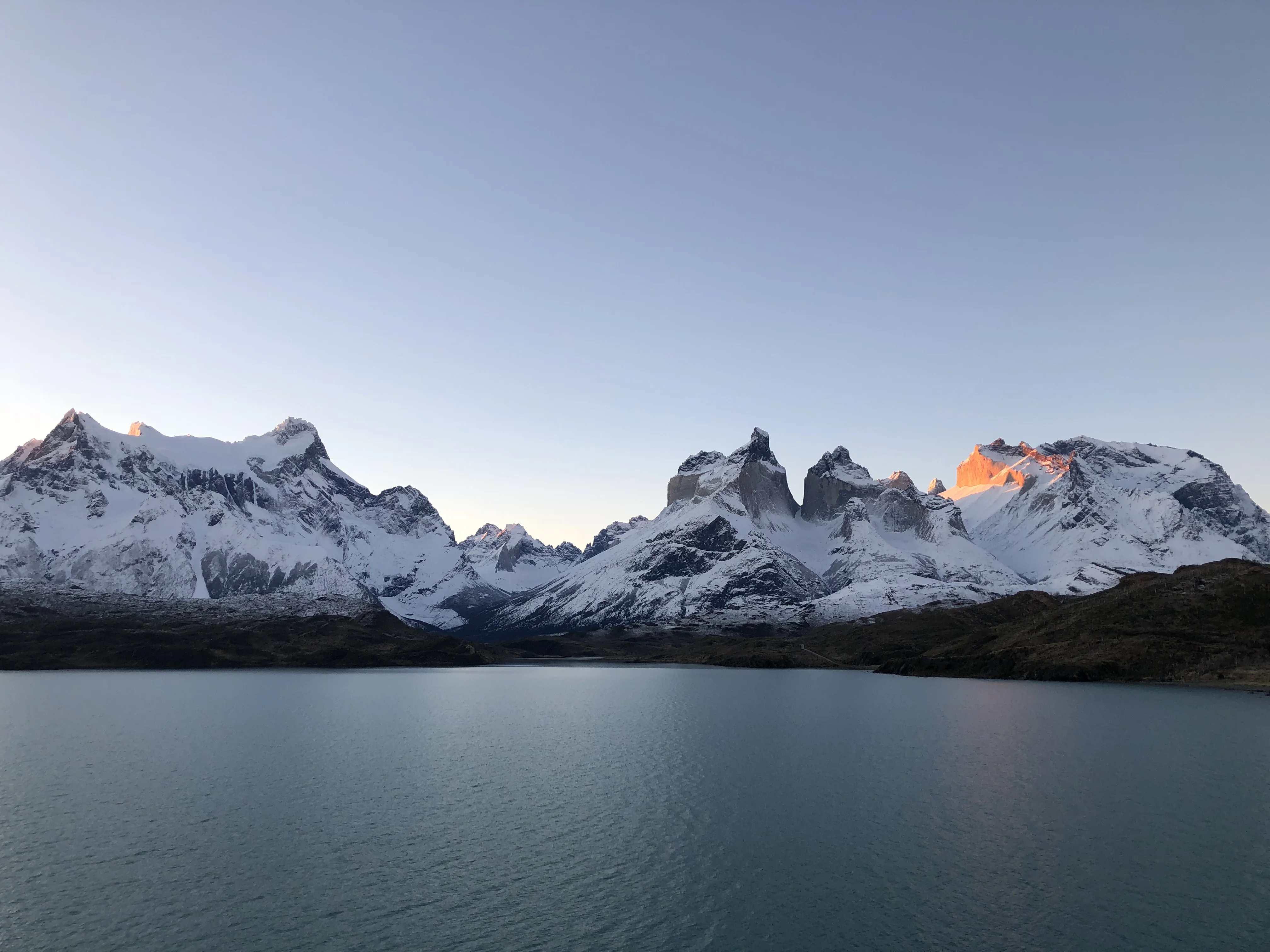 Los Cuernos del Paine y el lago al amanecer